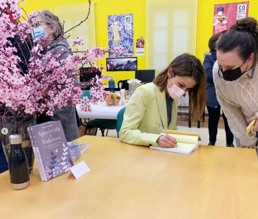 ESoldeSol's tweet photo. 📘AGRADECIDA Y PODEROSA ❤
Ojalá les haga pensar eso de «si ella pudo, yo también puedo». Y ojalá reciba cientos de mensajes diciendo «gracias por la inspiración, yo también lo conseguí».
#familiasoldesol #editorialsoldesol
👉https://t.co/IPi3HDyK3C https://t.co/Q3dC9miI8A