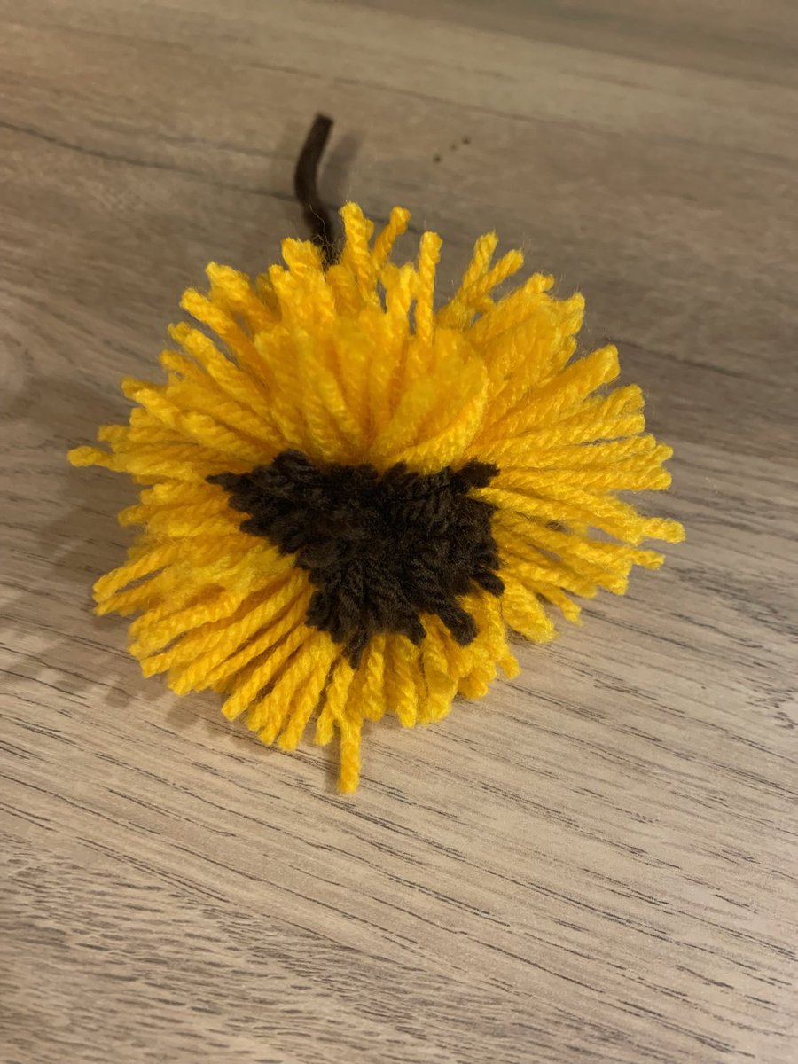 A community project at school. Making sunflowers, the national flower for Ukraine. Using the power of Art to stand together and reflect. We have almost achieved every student <a href="/MersthamPark/">Merstham Park School</a> making one now 🌻#sunflowersforukraine
