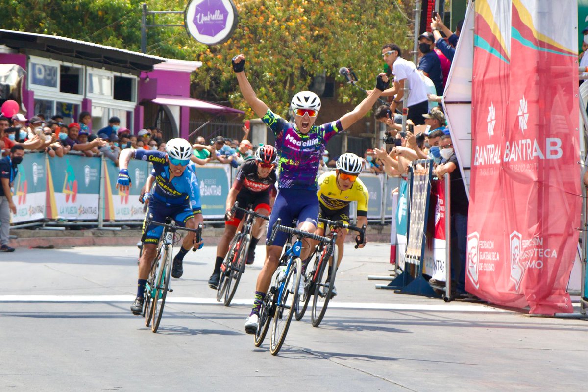 IsiEspantzay's tweet photo. 🚴‍♂️💪 Colombiano gana la primera etapa de la Vuelta Bicentenario que terminó en Jutiapa.

1. Aldemar Reyes (COL) 3:02.47
2. Heiner Parra (COL) mt
3. Water Escobar (GUA) mt

El mejor guatemalteco fue Walter Escobar del equipo Decorabaños. @XpresatGuate @Pepefutbol15 https://t.co/G3a1GvTQAG