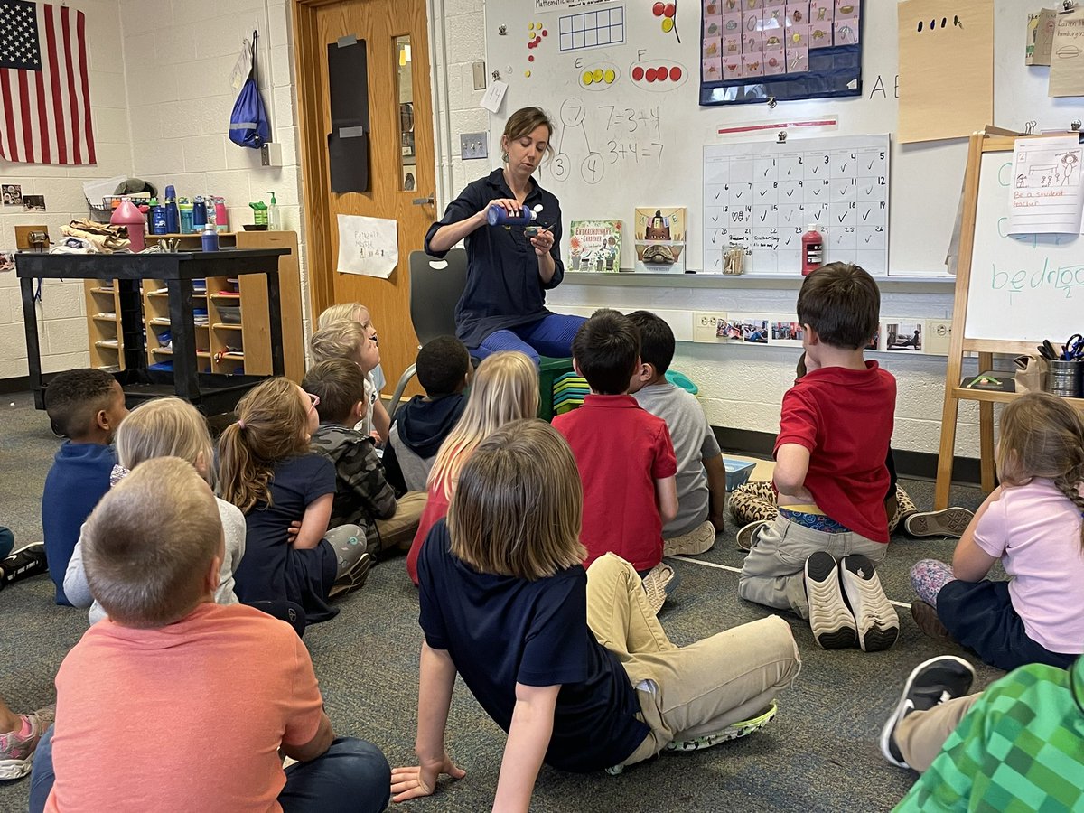 MsMileti's tweet photo. Super fun day in Ms. Cusick’s kindergarten class today @IpsButlerLab55! Ms. Hodak came and showed us how we can make new paint colors and design clothes for the classroom’s newly opened paint store and clothing store! Can’t wait to see what the students create as they explore! https://t.co/xPprZAEFME