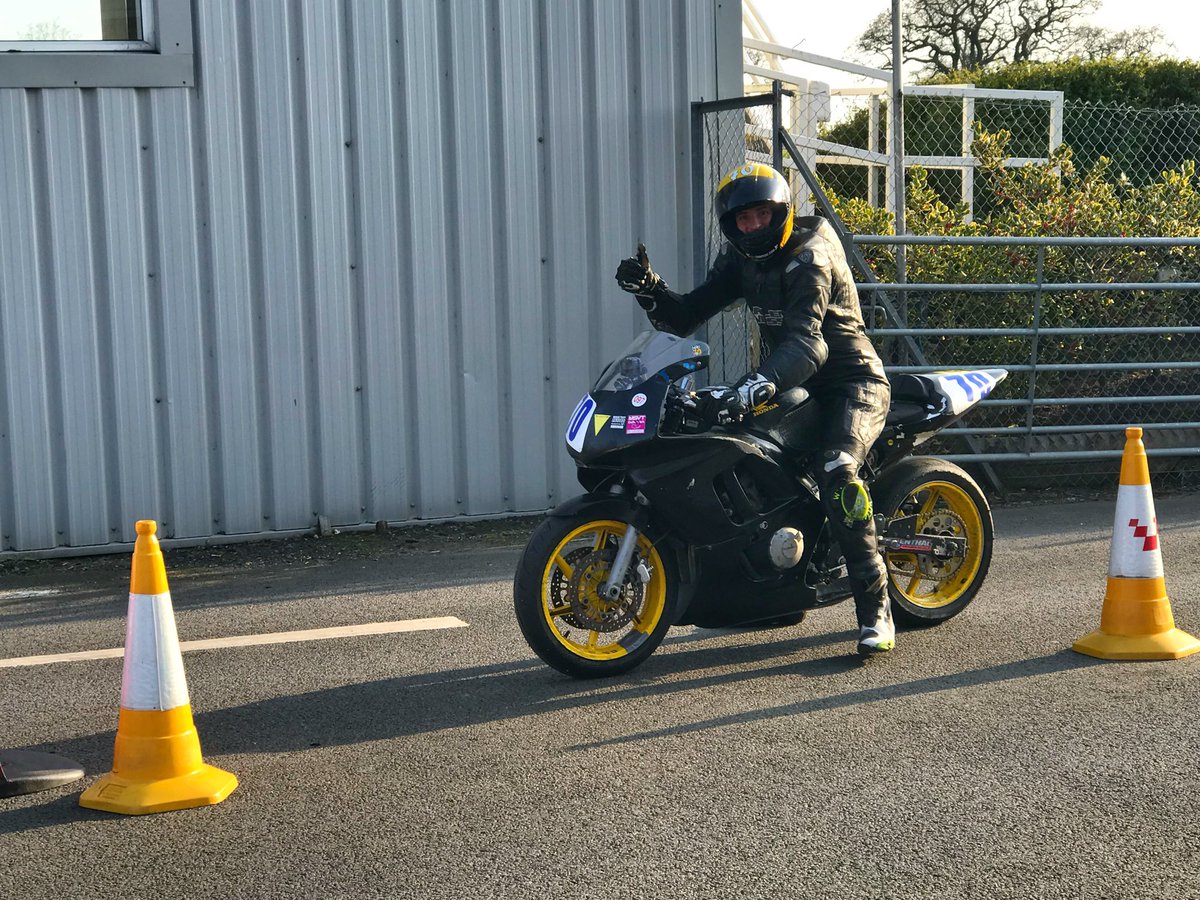 HarleyRush70n's tweet photo. 🟡 👍🏻 First Track Day of the Year 2️⃣0️⃣2️⃣2️⃣

Was good to get back on track again, particularly in the spring sun ☀️ 

Spinning some laps between the red flags 🚩 

#trackday #firstoftheyear #oultonpark #oldcbr #outoftheshed #sun #spring #warm #HR70 https://t.co/WvS5dHcdHy