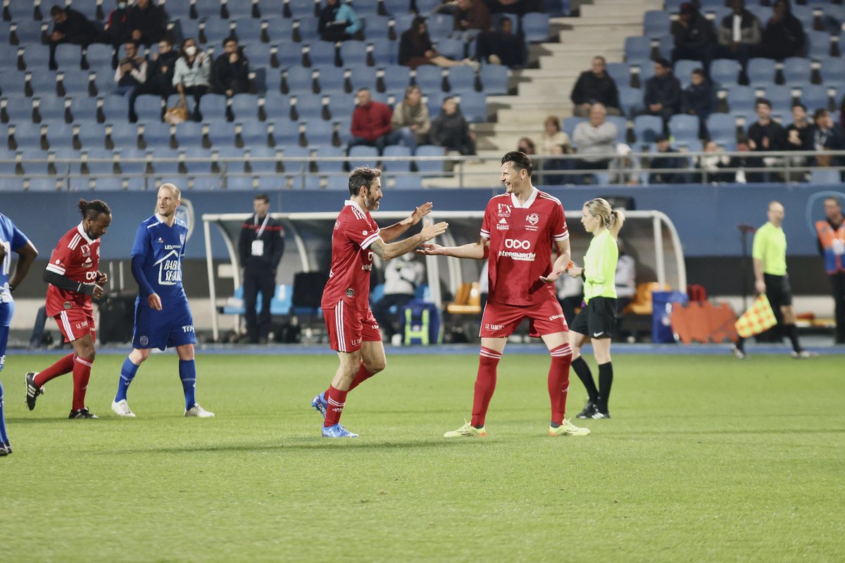 estac_officiel's tweet photo. ⏱77’: Quelle inspiration de Robert Pirès pour son TRIPLÉ ! 😍

L’attaquant du @VarietesCF vient de nettoyer la lucarne d’une demi-volée pure 😨 !

Il va repartir avec le ballon ⚽️ 

#ESTACVCF (5-3) https://t.co/OZKkrApBqI