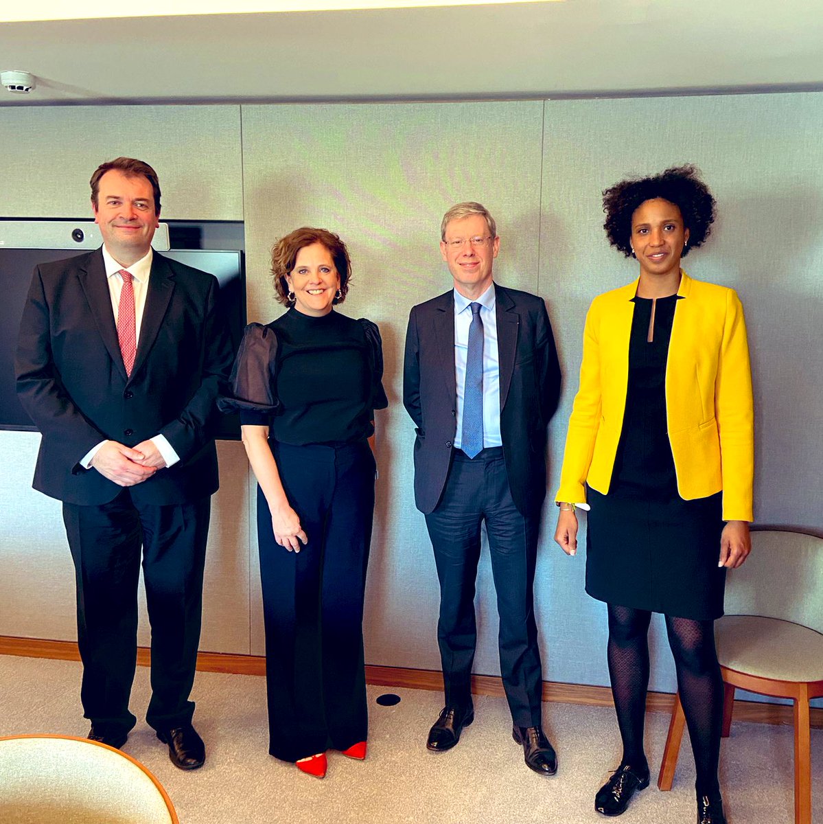 Gr8 to meet Jean Beunardeau and Andrew Wild for lunch today at @HSBC_FR to discuss their strategy for continental Europe and share views on 🇬🇧🇫🇷 relations. Look forward to building on our strong collaboration. Thx to <a href="/tradegovukFRA/">UK Department for Business and Trade in France</a> team too.