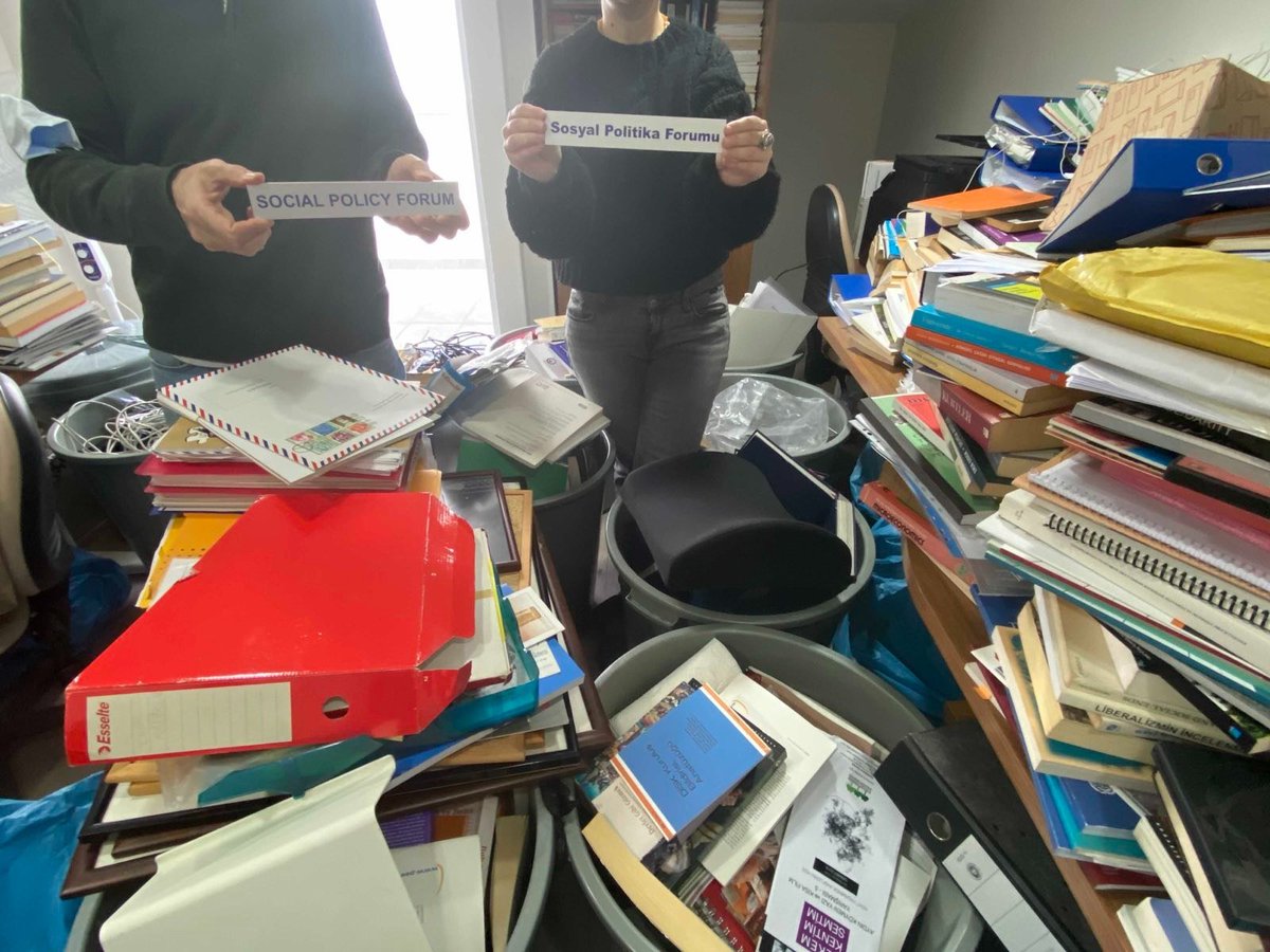 LaleAkarun's tweet photo. Garip bir üniversite yönetimi. Gece 11'de özel güvenlik habersiz bir şekilde ofislere giriyor; kitapları, laboratuvar eşyalarını varillere, kovalara dolduruyor. Dışarı atılan Boğaziçi Üniversitesinin medarı iftiharı araştırma merkezleri. #ArastırmaVeBilimeSaygı https://t.co/2CF9JqQNRT