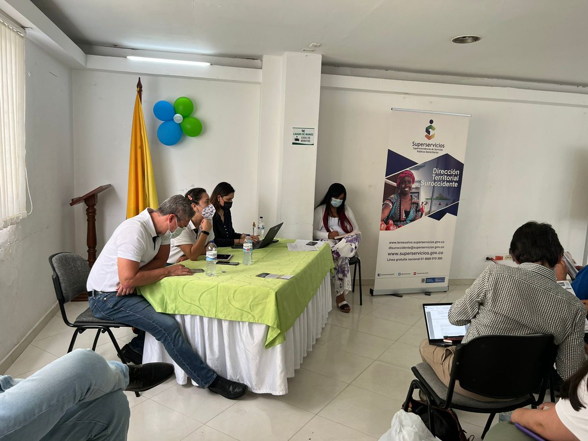 Superservicios's tweet photo. A este espacio de participación asistieron delegados del Concejo municipal, la Personería, @Celsia_Energia, y equipo de @Superservicios: @GP_Bibiana, delegada para la Protección al Usuario; @AndradeCordoba, Dir. 
Territorial Surocccidente, y @amsarmientof Dir. Gestión de Energía. https://t.co/xv4w47304W