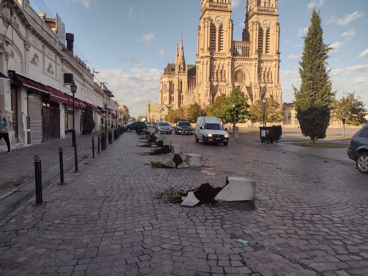 Me encantaría saber la razón o la necesidad de la persona que hizo esto, por que no le encuentro ningún tipo de sentido. Son una mierda sin cerebro.