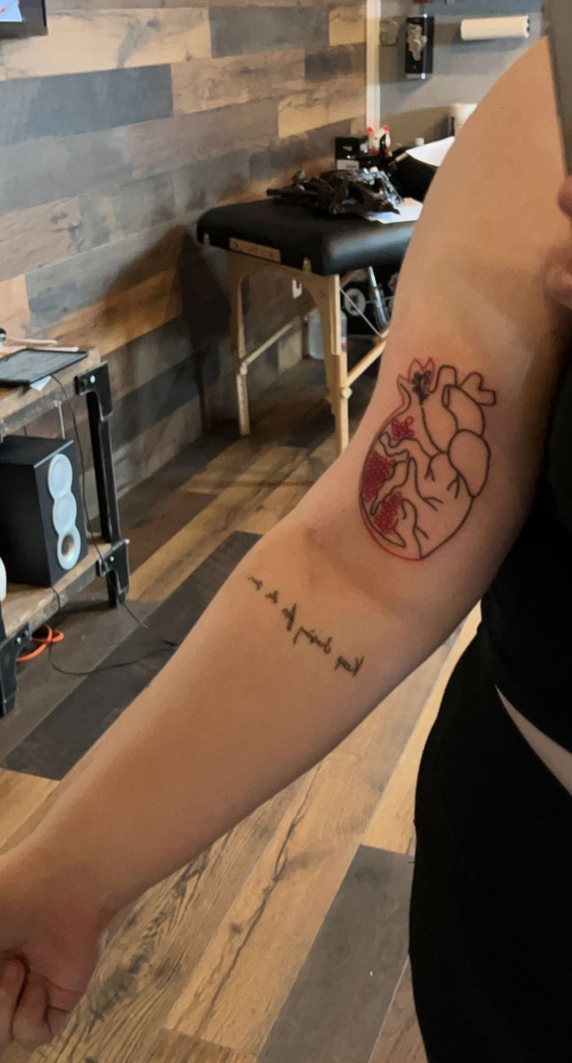 basicallyaprill's tweet photo. Best friends who get twilight tattoos together !! 🖤 https://t.co/7yuzH17XB2