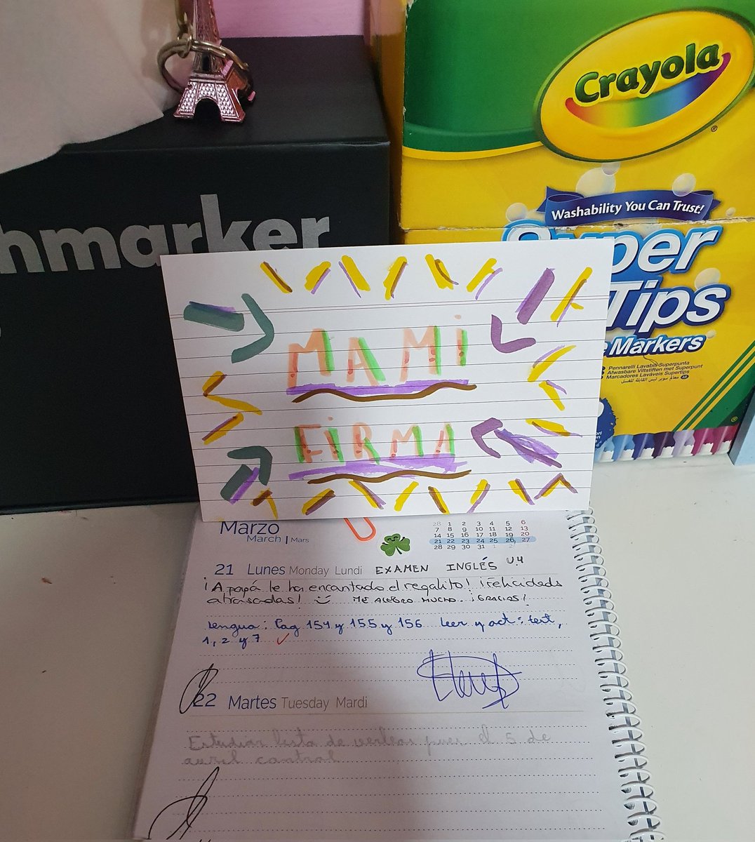 Formas de decir te quiero: Cuando llegas a casa, después de 12 horas de curro, en tu semana pre-oposiciones y tu hija, intenta hacértelo todo más fácil 😃🤗¡Estoy super orgullosa de ti! 🥰<a href="/MisterAlexisCo1/">MisterAlexis</a> 😉