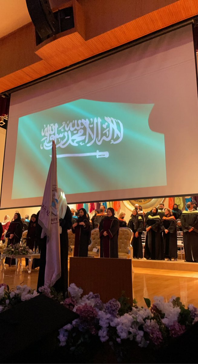 layanGhan's tweet photo. "هرمنا من أجل هذه اللحظة"🎓
الحمدُ للهِ حتى يبلغ الحمدُ منتهاه🧡 https://t.co/zFJ8VqeID3