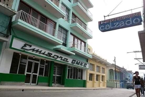YSSemanat's tweet image. 📻 En todo #SantiagodeCuba y la región, el sonido inconfundible de #CMKC ha acompañado por más de nueve décadas la cotidianidad del pueblo y la Revolución que le sirve de estandarte. Feliz aniversario colegas. Que sirva esta fecha para proponerse nuevas metas, y crecer!