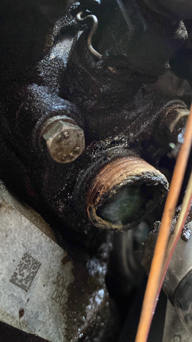 PEAKMEXICO's tweet photo. Un minuto de silencio por las almas de esos autos a los que sus dueños les pusieron agua en lugar de PEAK 🥺 https://t.co/1vDSZDnwvU