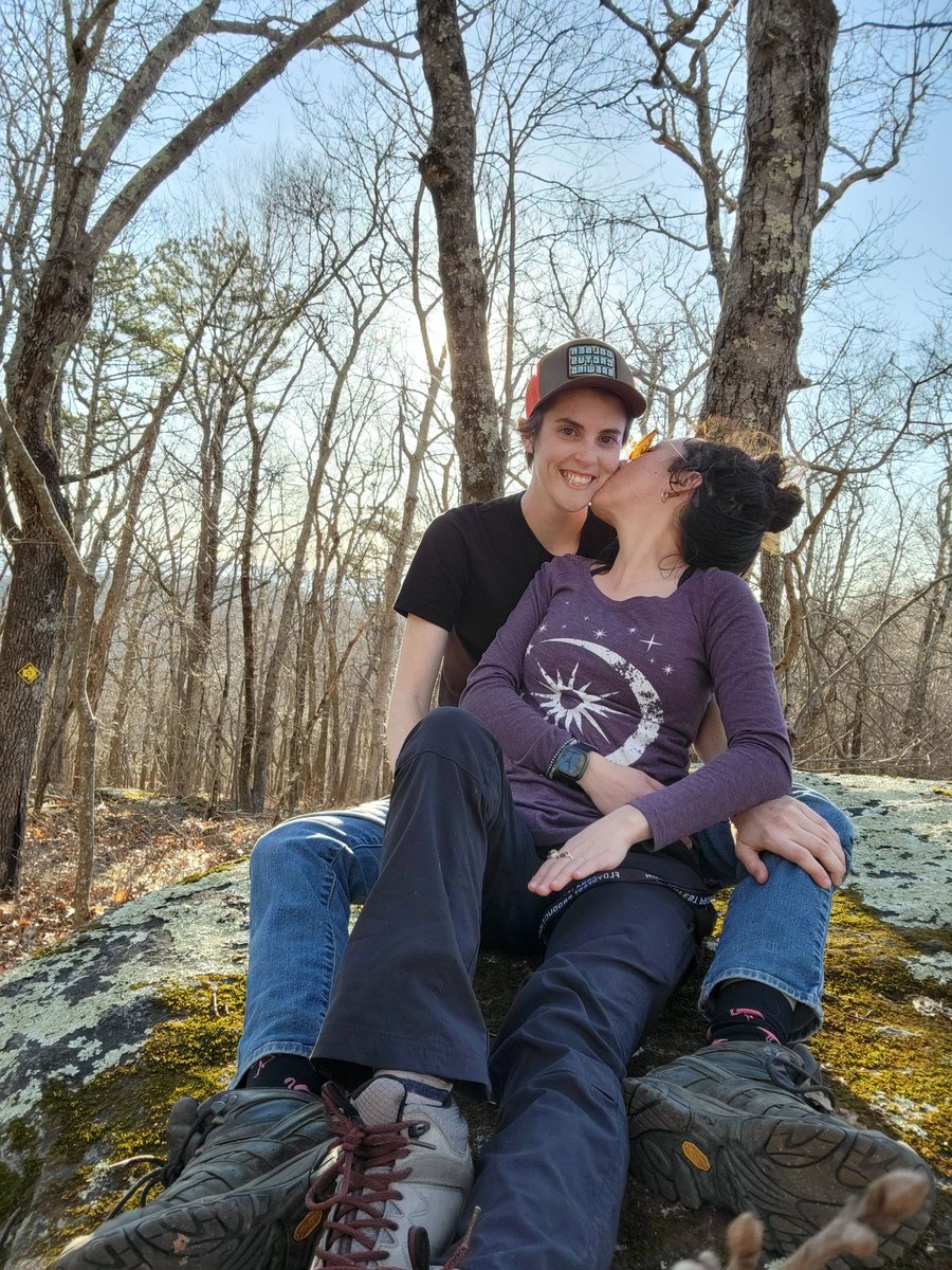 that_KLa's tweet photo. After seeing how skinny my arm looks in this picture I officially identify as an Austin lol. @specialflowerr always says I'm built like my cousins and well now ik she's right. #Lanky #SkeletonFamily https://t.co/BmA8mmVwBJ