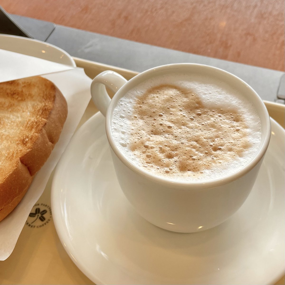 mfpp_a's tweet photo. 某カフェで飲み物を頼んだら、しばらく出てこず、店員さんが何やらごそごそやっているなと思っていたら、できあがったカフェラテがいびつなハートになっていた。ほっこりしました。店員のおねーさんありがとう。 https://t.co/16ZplYxMVy