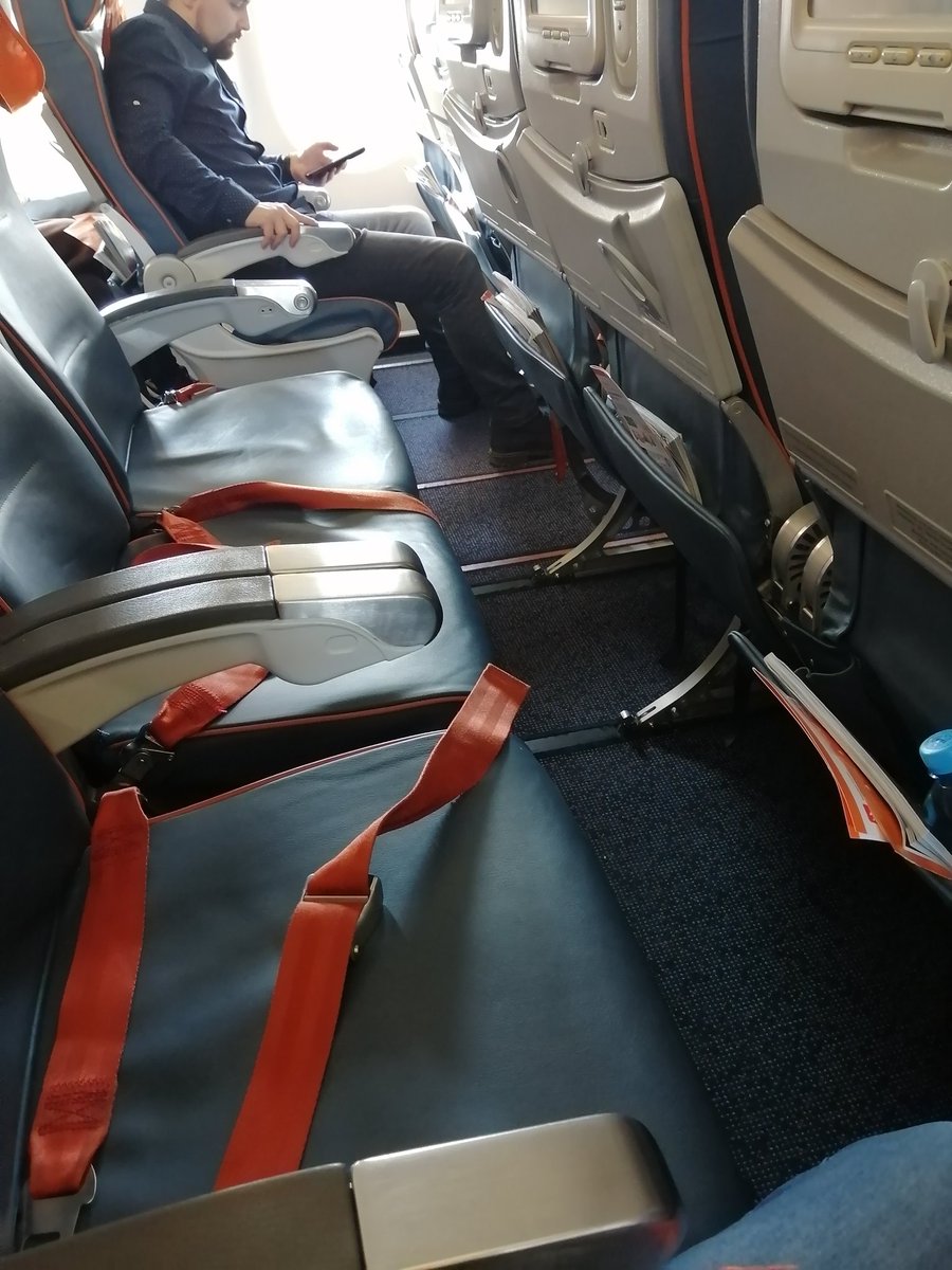KoMuCCaP_83's tweet photo. Вспоминая, как теснились в маленьком Боинге, в Airbus просто раздолье.
Для пассажиров это, конечно, удобно. Я могу лечь поспать. А для Аэрофлота походу убыточно возить якутян каждый день в Москву и обратно. Куча пустых кресел. https://t.co/fvByVEjfUg