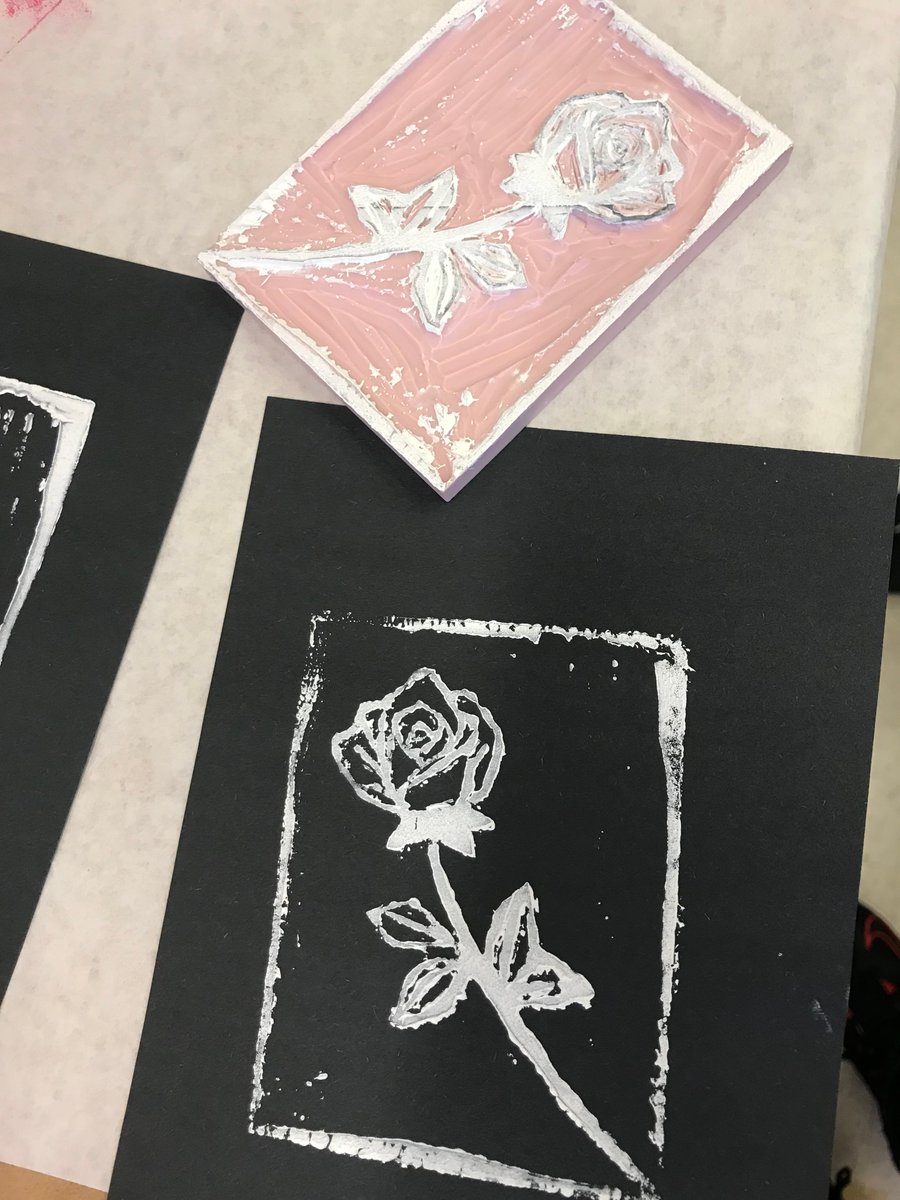 GeorgetownELC's tweet photo. Our students love the Maker Hub, the place on campus where you can use technology from 3D and laser printing to crafts like painting to make your own masterpiece! ELC did a printmaking workshop, learning how to carve stamps to create works of art! #GeorgetownELC https://t.co/A0EAvz8i1A