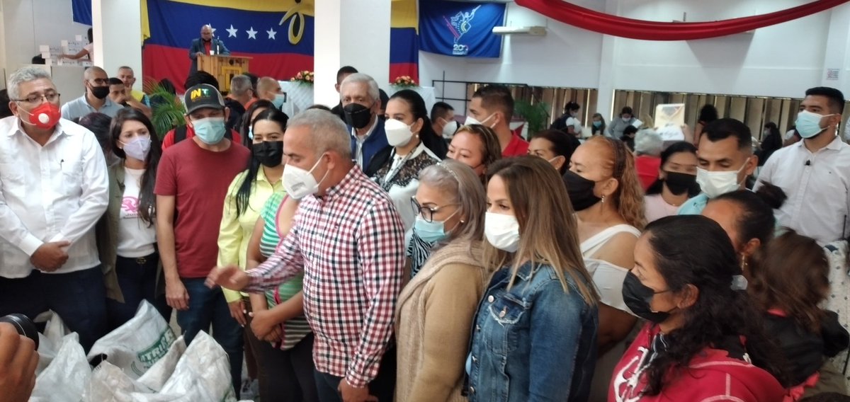 Reconocimiento Mujeres productivas.
La Palabra Motiva El Ejemplo Convence!!
Seguimos fortaleciendo la Producción con el firme propósito de consolidar nuestra patria grande y autosustentable
<a href="/NicolasMaduro/">Nicolás Maduro</a>
<a href="/FreddyBernal/">Freddy Bernal</a> <a href="/KaremDeBernal/">Karem Durán de Bernal</a> 
<a href="/Silfredo_SC/">Silfredo Zambrano</a> <a href="/Amemosaltachira/">Amemos al Táchira</a>