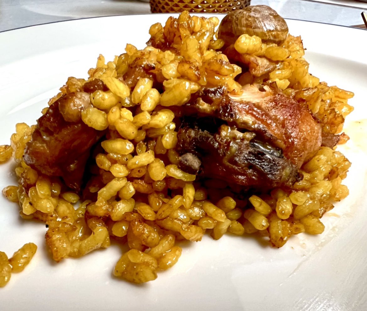 Los arroces en paella del <a href="/RestaurantElias/">Restaurante Elías</a> en el nuevo Mar Mía en Madrid. Liturgia y secretos de unas recetas de sabores suaves, con los granos sueltos, puntos de cocción impecables y un ligero socarrat. En el podio de los mejores.   elpais.com/elpais/2022/03…