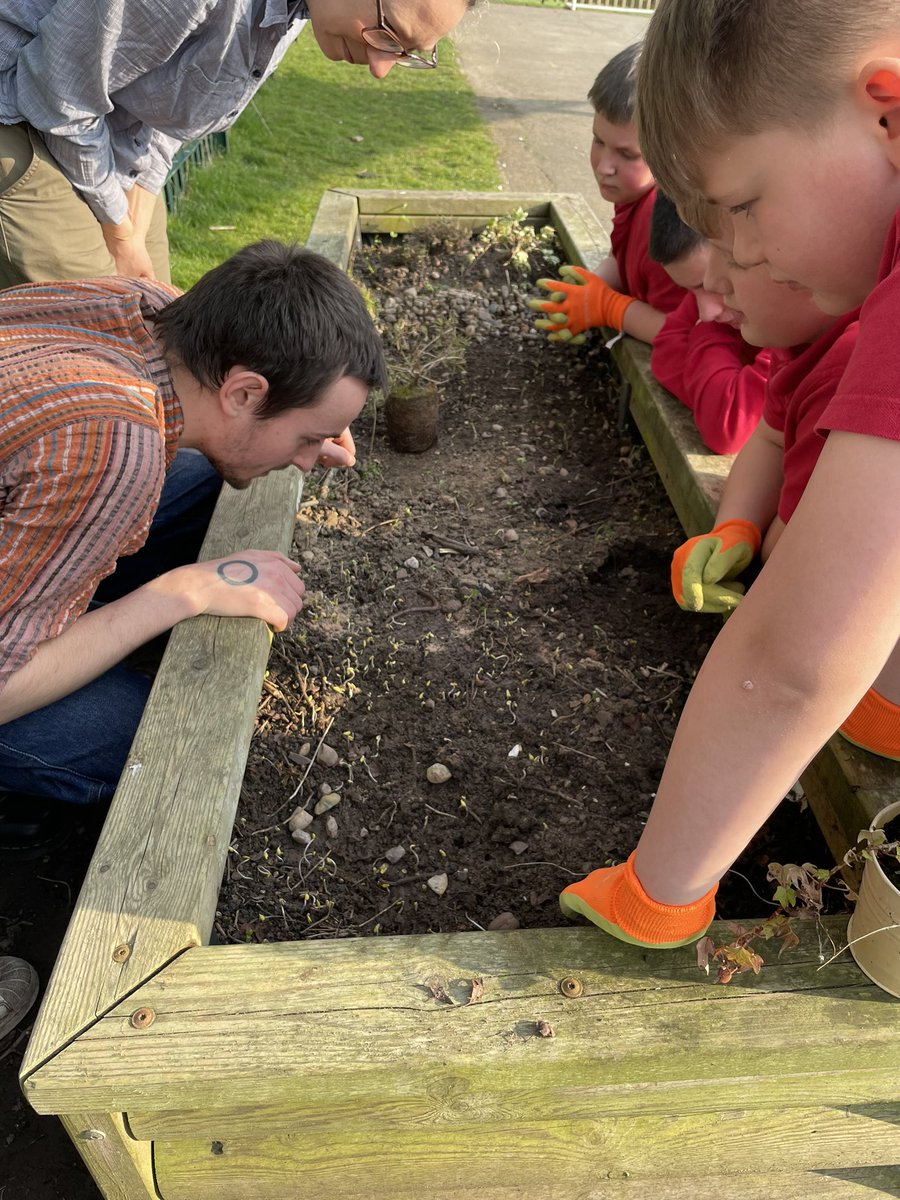 CharlotteSL2017's tweet photo. Fantastic first Gardening Club tonight. We’ve started to sow some seeds of a variety of fruit and vegetables 🥕 🥬 🍅 we can’t wait to watch them grow #BGExtra https://t.co/01kRMXsPC4