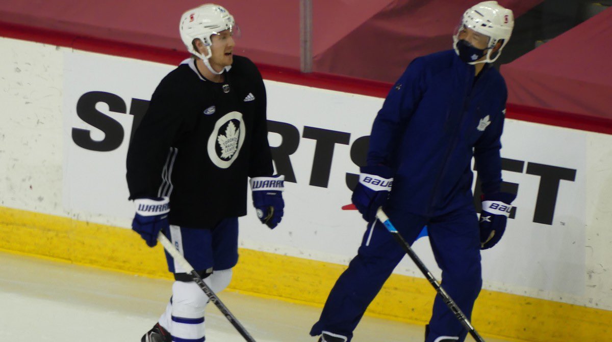 BigsTwoEight's tweet image. Fellas leafs assistant coach MALHOTRA wears a bucket with a visor at practice @OverDrive1050 @HayesTSN @jamiemclennan29 @odognine2