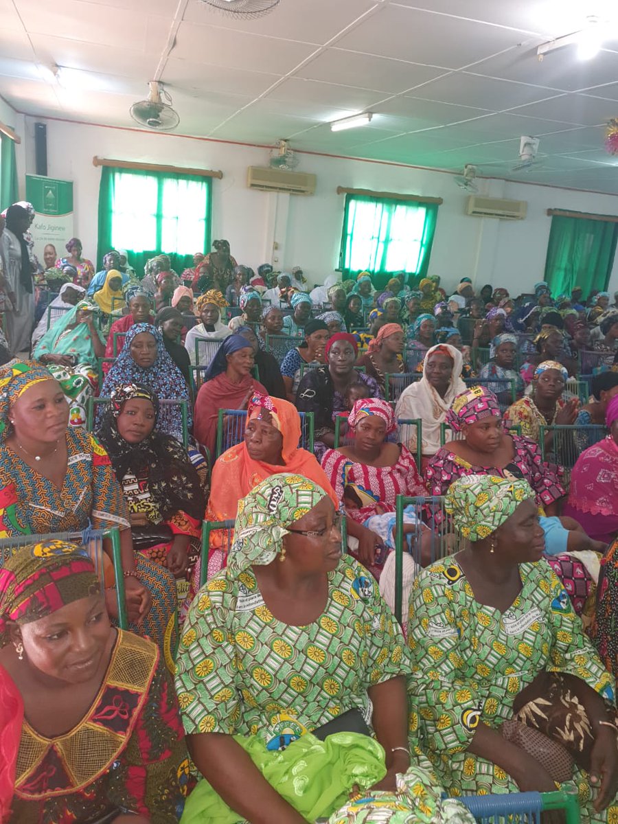 Ce mercredi 23 mars 2022, Dr DIAKITE Aïssata Kassa, Ancienne Ministre de la Promotion de la femme, Présidente de l'Association ''Lumière", est allée à la rencontre des femmes de Koutiala dans le cadre de la célébration de la journée internationale des droits des femmes.
