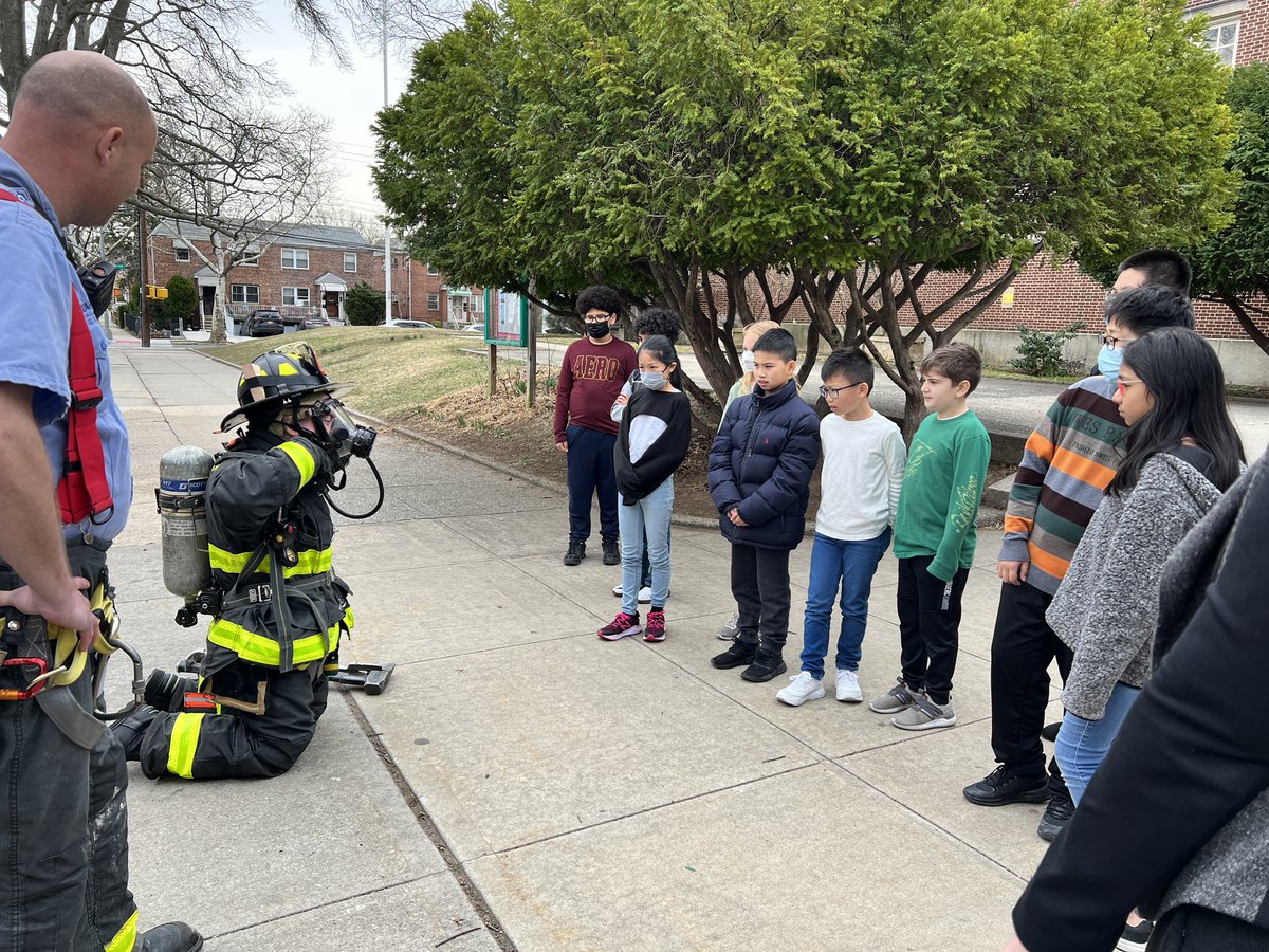 PS173Q's tweet photo. Our Student Council presenting our local fire station with handmade cards…An initiative that was presented to D26. #SurpriseFromTheFDNY #ps173studentcouncil #ladder152 #thankyouFDNY @D26Team @DOEChancellor https://t.co/XsnuhJG2g7