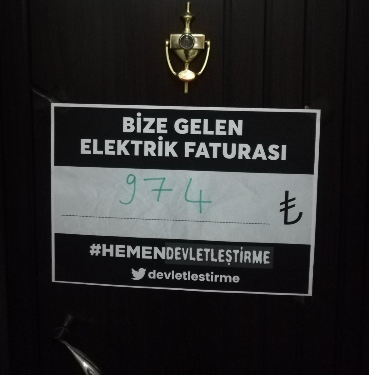 gulaysekocak's tweet photo. Annemin komşusunun kapısı (bir işyeri...)

#HemenDevletlestirme
#ElektrikZammı
#elektrikfaturası https://t.co/DS6xGtFD5a