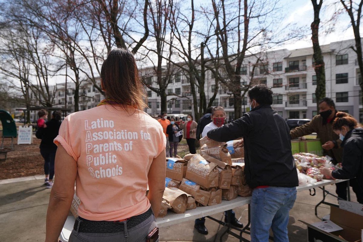 lappsga's tweet photo. #Fotos 📸: evento de distribución de 🥗🥑🍋🥔 de @WelcomingATL la semana pasada. Agradecidos de poder ayudar a nuestra #comunidad🙏🏽

#Trxn: from the @CityofAtlanta food distribution event last week. Grateful to be able to help our #community❣️

#LAPPSGA x #Equity4ALL☀️🌱 https://t.co/bRwlfSzTCw