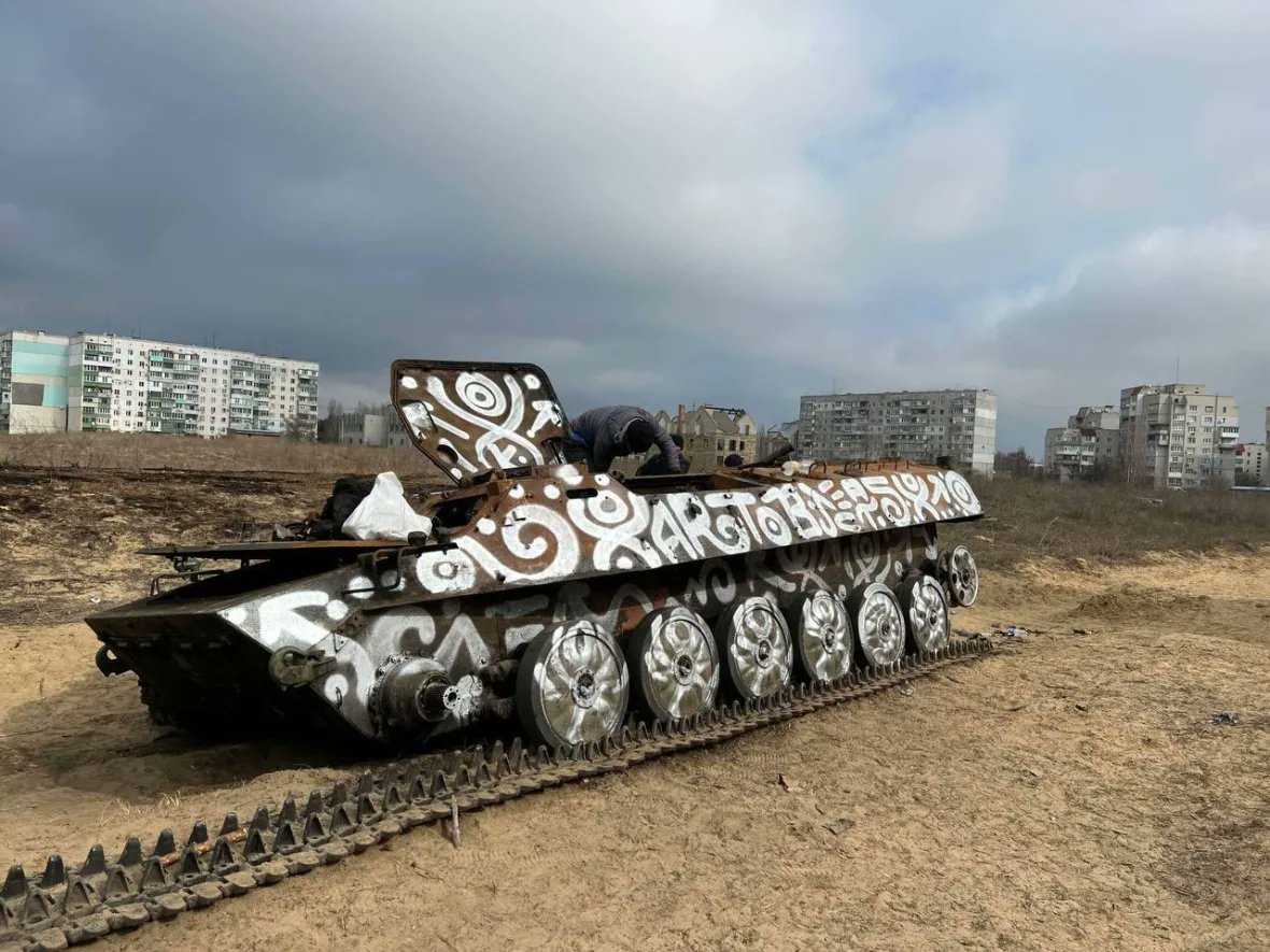Ukrainian artist turns abandoned Russian tank into resistance art bit.ly/3La8yzj
