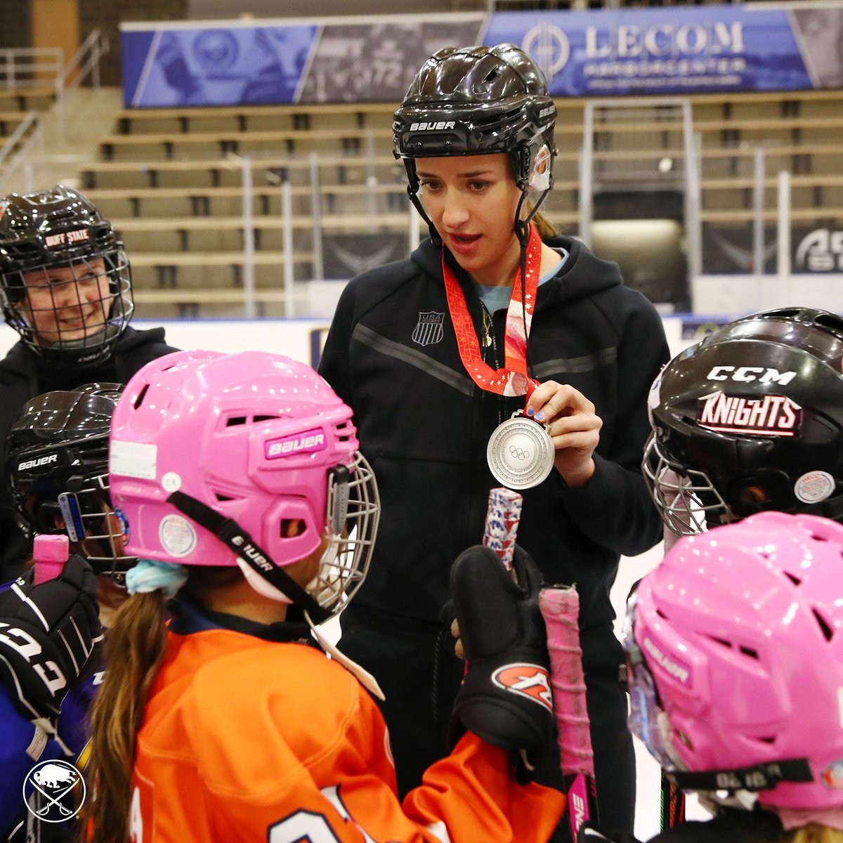 BuffaloSabres's tweet photo. We had a special guest today at LECOM @Harborctr!

Buffalo native, and Team USA silver medalist, Hayley Scamurra joined in on the fun at our girls hockey clinic! https://t.co/w7xP4OE9BX