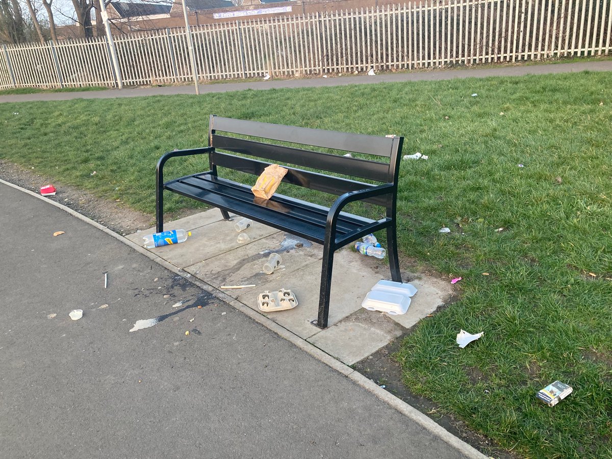 FalkirkFilthy's tweet image. Victoria Park, Falkirk on a gorgeous sunny day.   There’s an abundance of bins and an abundance of litter as the local pond life come out of their caves to eat their haute cuisine.   @falkirkcouncil