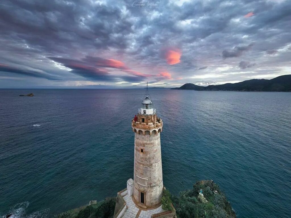 Faro Forte Stella
. 
Photo by @gaetano_triscari
.
#tuscanyplanet #traveltotuscany #visittuscany #isoladelba #elba #tuscanlife #tuscany #toscana #tuscansea instagr.am/p/CbddaycLHzf/