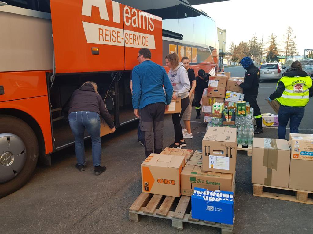 Bus_Bruecke's tweet photo. Am frühen Abend konnte der Bus, der vom christlichen Schulverein #Schirgiswalde organisiert wurde, an der Sammelstelle entladen werden. Gegen 21 Uhr konnten wir in Mircze wieder Geflüchtete in unserem Bus aufnehmen um sie sicher nach Deutschland zu bringen.#Busbrücke https://t.co/cGsEp9UgAL