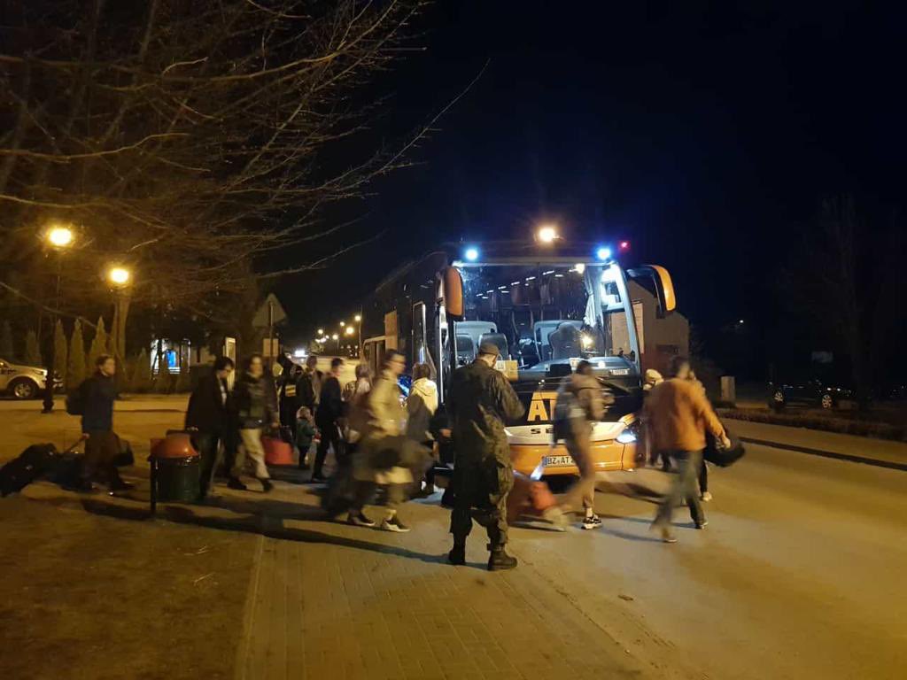 Bus_Bruecke's tweet photo. Am frühen Abend konnte der Bus, der vom christlichen Schulverein #Schirgiswalde organisiert wurde, an der Sammelstelle entladen werden. Gegen 21 Uhr konnten wir in Mircze wieder Geflüchtete in unserem Bus aufnehmen um sie sicher nach Deutschland zu bringen.#Busbrücke https://t.co/cGsEp9UgAL