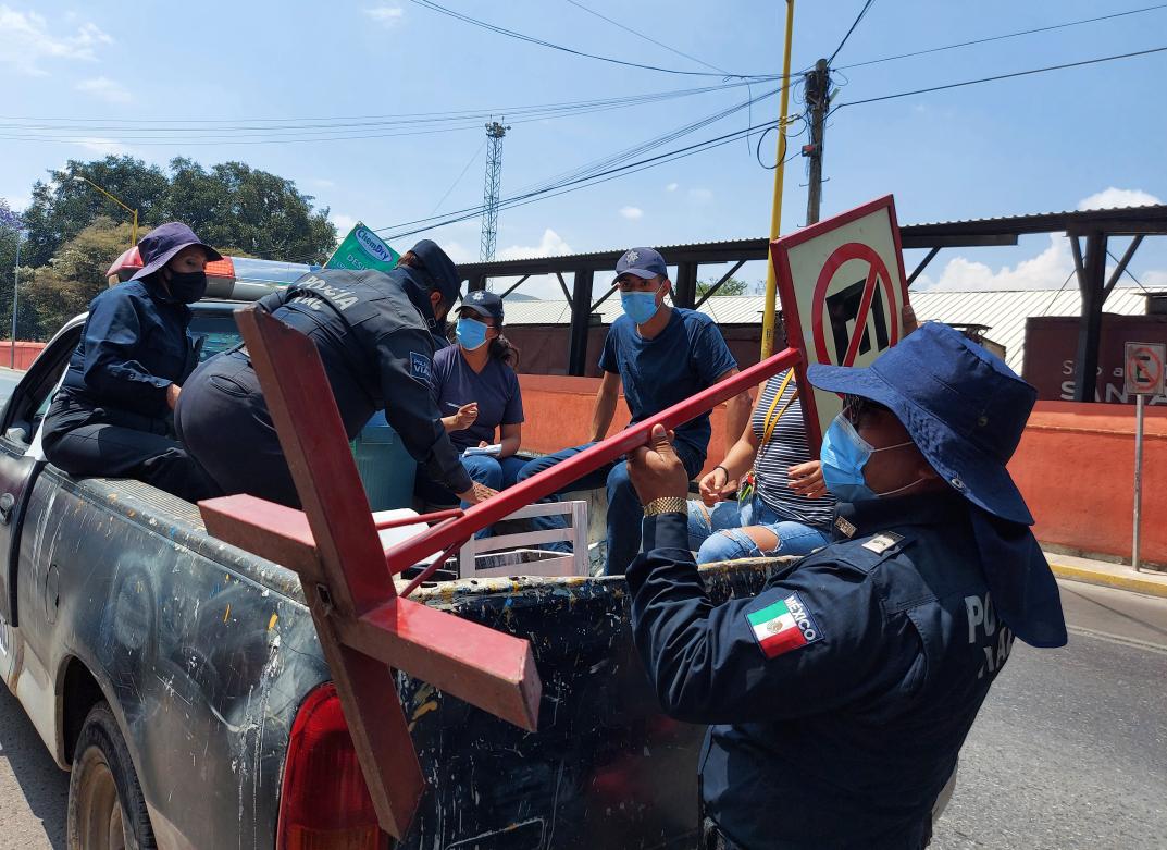 TransitoyMovOax's tweet photo. Esta tarde continuamos implementando el Operativo "Barredora" en la capital, con el objetivo de liberar la vía pública de objetos destinados a apartar lugares de estacionamiento. https://t.co/dSeTm8dleI