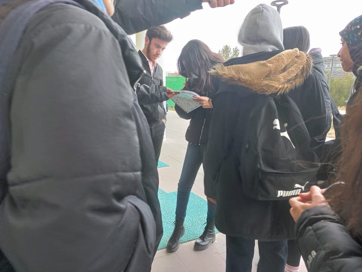 usakuniplatform's tweet photo. Dün olduğu gibi bugünde yemekahane ücretlerinden rahatsız olup destek veren  arkadaşlarımızla birlikte föylerimizi doldurduk. Sizde bu mücadeleye destek verip parçası olmak isterseniz yarın saat 15:30 da yemekhane önünde olacağız sizleride mücadele etmeye çağırıyoruz. https://t.co/kWQqxVdfet