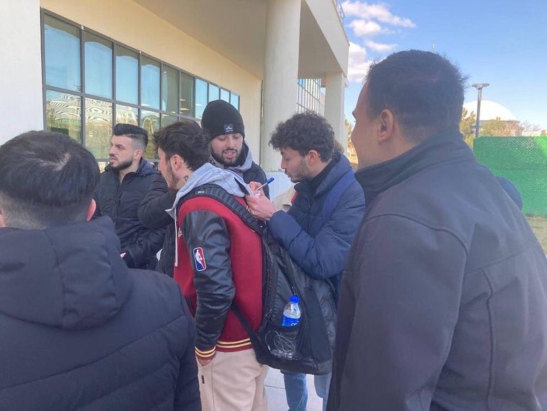 usakuniplatform's tweet photo. Dün olduğu gibi bugünde yemekahane ücretlerinden rahatsız olup destek veren  arkadaşlarımızla birlikte föylerimizi doldurduk. Sizde bu mücadeleye destek verip parçası olmak isterseniz yarın saat 15:30 da yemekhane önünde olacağız sizleride mücadele etmeye çağırıyoruz. https://t.co/kWQqxVdfet