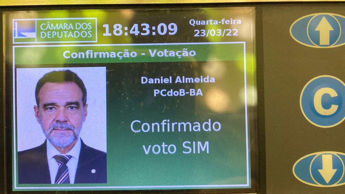 Daniel_PCdoB's tweet photo. Acontecendo agora a votação da PEC 22/11, que estabelece o reajuste salarial de 2 salários mínimos, aos agentes comunitários de saúde e combate às endemias. Meu voto foi SIM em defesa de uma categoria que é de extrema importância para o SUS! #PEC22 https://t.co/6wStl8fUwf