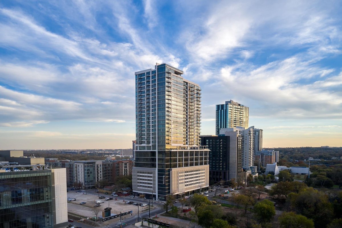 AbsoluteRoofTX's tweet photo. Wrapped up another high rise in downtown austin. #AbsoluteRooftx @VersicoRoofing https://t.co/j0NJzMfNda