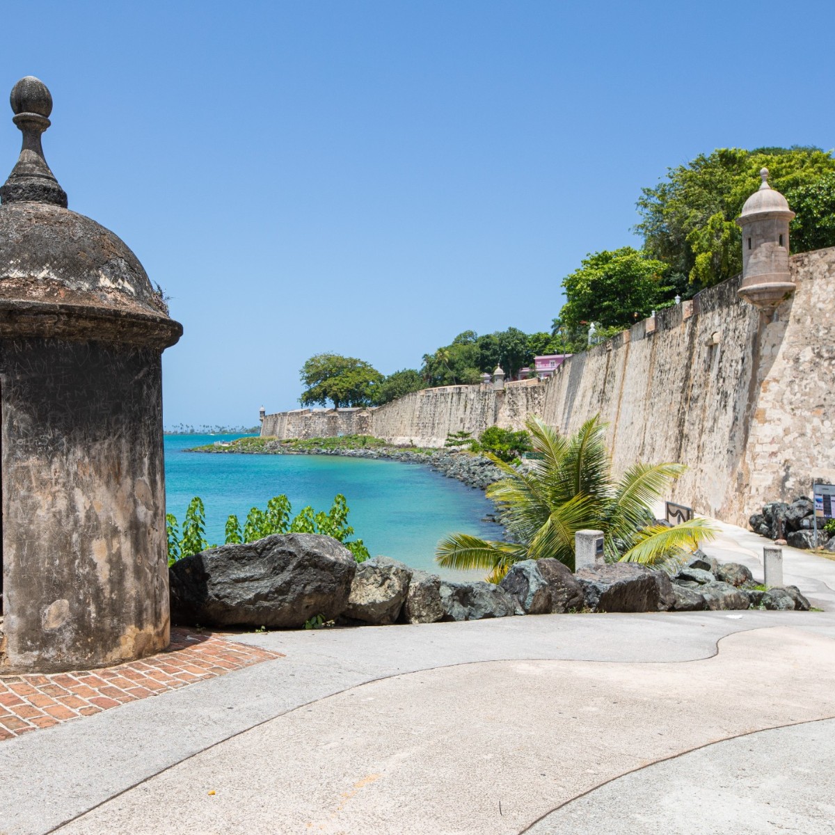 discover_PR's tweet photo. In front of the Puerta de San Juan, you can enjoy two beautiful promenades. On one side you have the Paseo La Princesa and on the other, the romantic Paseo del Morro. ❤️🇵🇷 @sjciudadcapital #500AñosSJ #ItsTimeToBook #DiscoverPuertoRico https://t.co/OSPPZfa6jT https://t.co/VPHGDV8Xz0