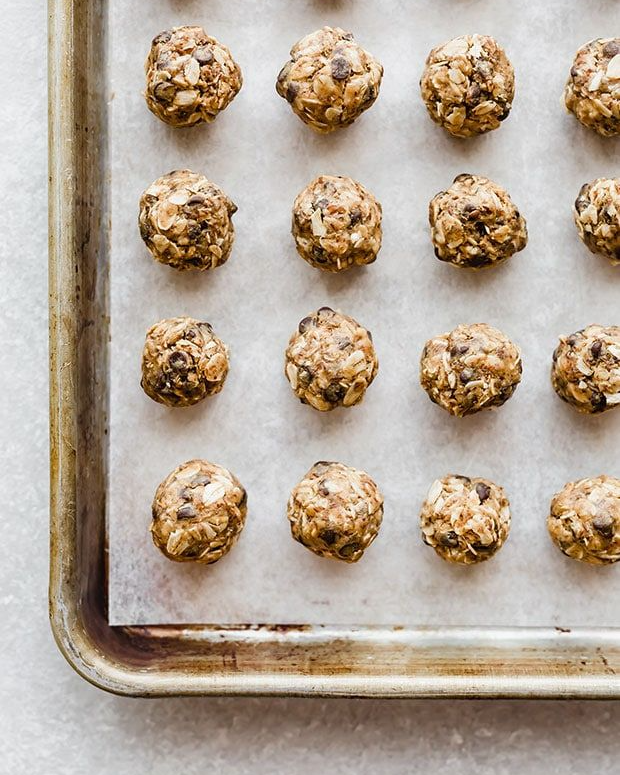 BravenlyGlobal's tweet photo. SHARING OUR FAVORITE GOLD RECIPE! 💛

✨Easy Peanut Butter Gold Balls✨
+ 1.5 cup of oats
+ 1 cup peanut butter
+ 2 scoops of GOLD
+ 1/4 cup hemp hearts
+ 3 tbs chia seeds
+ 1 cup of chocolate chips
+ 1/4 cup of honey
+ 1 tsp vanilla, a pinch of salt, &amp; dash of cinnamon https://t.co/TLyhVBDz0c