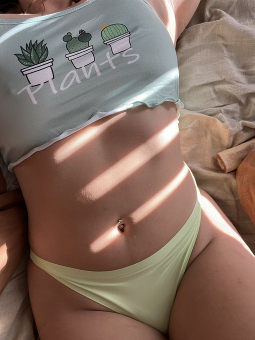 Just got approved for a house!! Let&rsquo;s see how many places I can fuck myself🤠   https://t.co/goziThVKDh