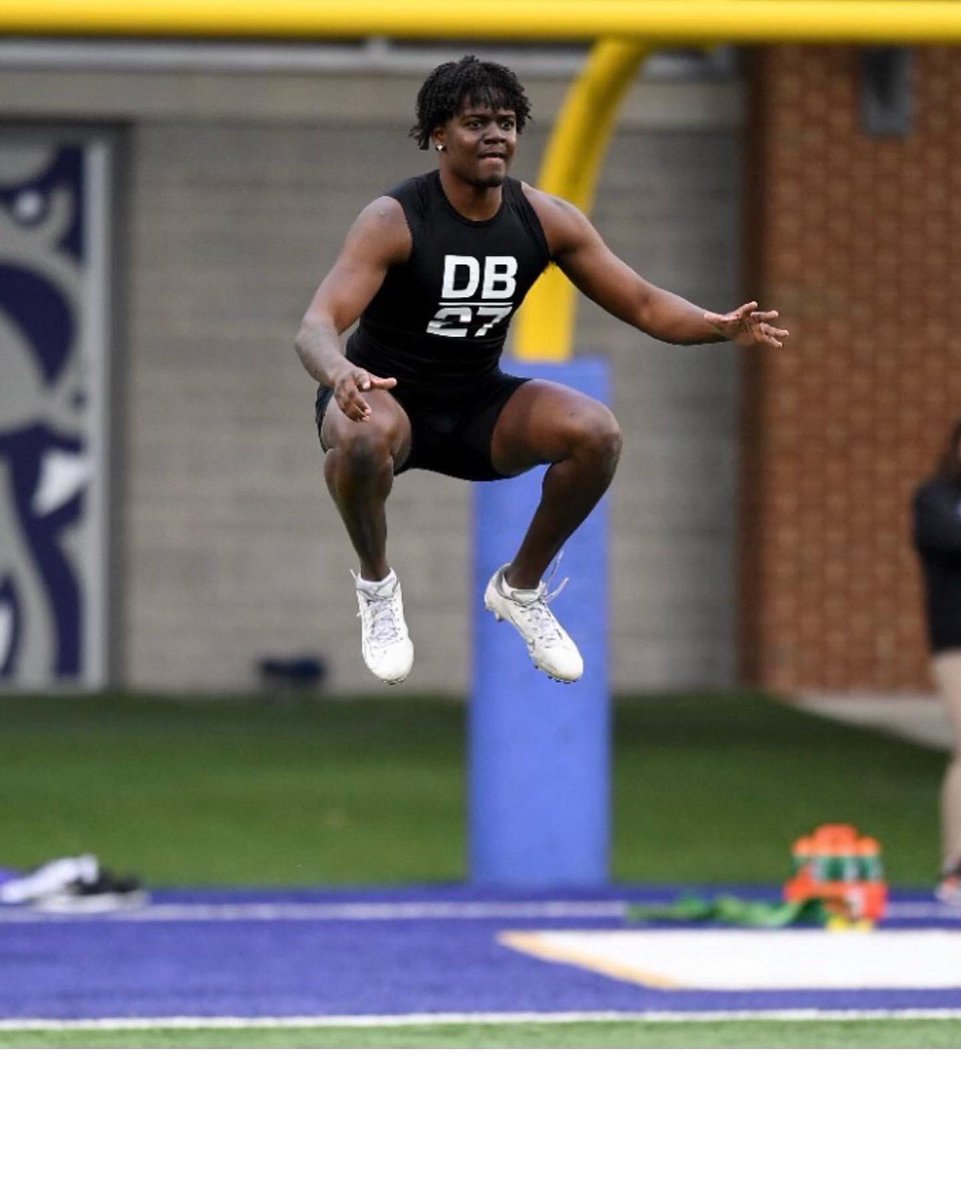 PPNOVA_FBall's tweet image. Today we got to see @IAmTazz__ 
do his thing at @JMUFootball pro day! We’ve been working with Taurus in preparation for today and we are glad we could be there with him today! 

#PrepareToPerform #jmuFootball #prodayprep #combineprep #nflprospect #proday 
#prodaytraining