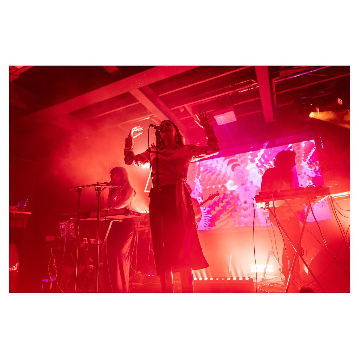 methodman13's tweet image. #Estereomance at #ResidentDTLA 3/16/20. #📸 by @methodman13. #DKLPHOTOS
.
The more I listen to this group’s music, the more I dig them. Plus, I got to hang with them a bit before their set, and they were all so friendly. Definitely… [cont] instagram.com/p/Cbdk95ivHld/…