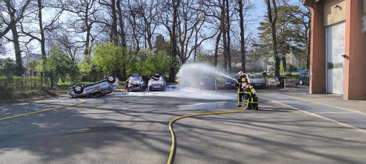Melalex49's tweet photo. 3ème journée de #formation initiale #incendie pour nos stagiaires. Nous sommes allé au #csp #chenevert pour les mettre en situation dans un environnement inconnu. Ils ont pu mettre en oeuvre l'apprentissage sur les établissements de #tuyaux en étage et #sauvetages
@SDIS_49 #spv https://t.co/XQLtz0RXhl