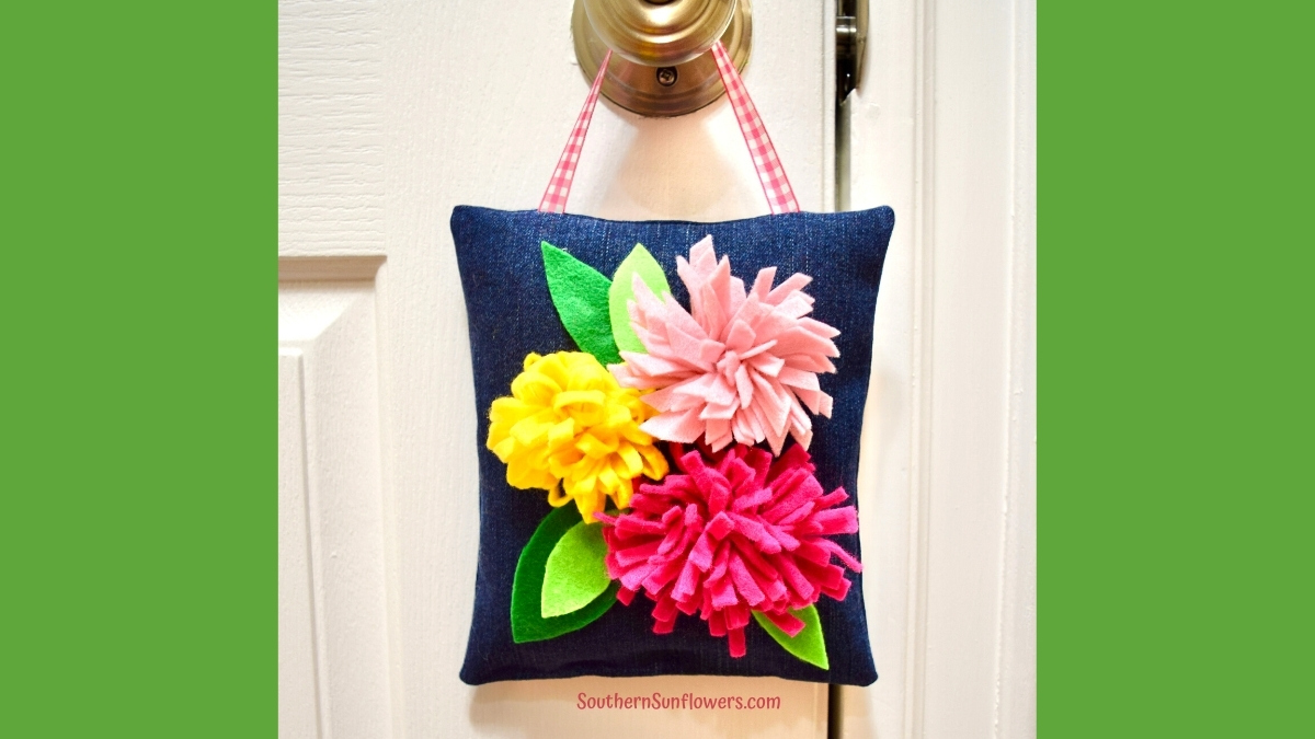 Looking for a cheerful spring craft?🌷 Check out my DIY door hanger craft idea!🌼southernsunflowers.com/diy-door-hange…  #crafts