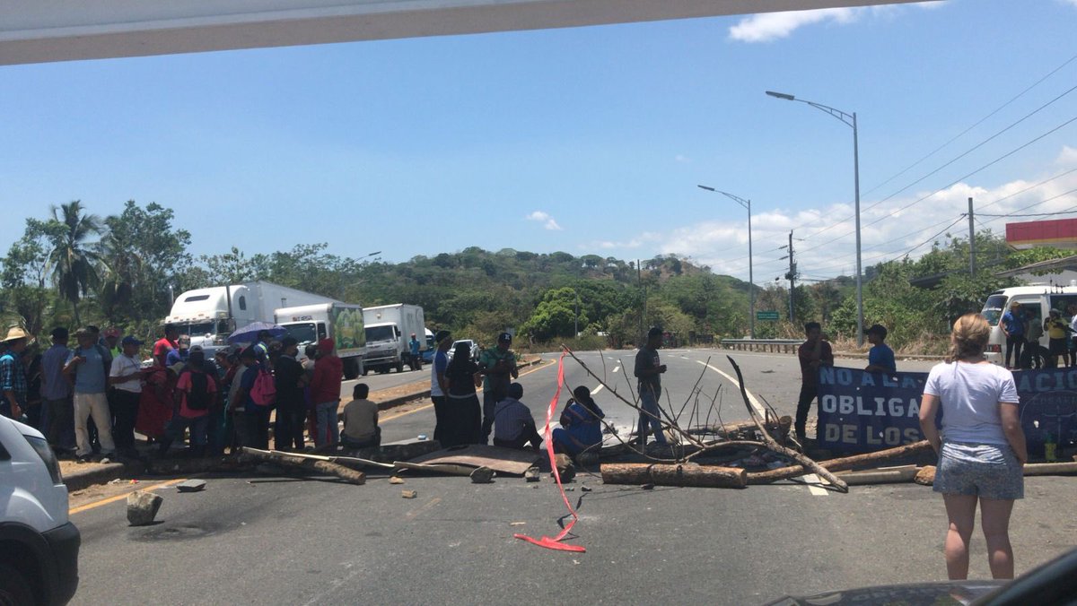 saugusto76's tweet photo. Productos agrícolas dañados, mercancía retrasada, miles de personas afectadas y cientos de miles en pérdidas y el gobierno no hace nada! Hagan valer el derecho a libre circulación de todos. Pa q están p los antimotines sino pueden despejar la Interamericana? @MinSegPma https://t.co/24knyAVnzL