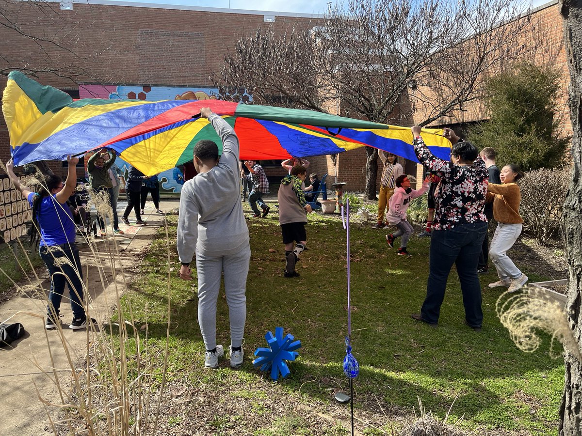 MissCox1501's tweet photo. At #BetterTogether group, we celebrated St Patrick’s Day with shamrock shakes and parachute fun in our sensory garden! The kids had a blast! #bigblueonthemove @Hamilton_SEPP @Hamilton_CSD @HSPrincipalHCSD https://t.co/wiX40hq3Qg