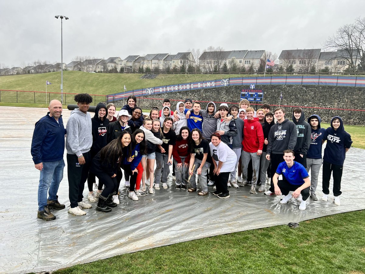 RiversideRamsSB's tweet photo. Thanks ⁦@Rvsidebaseball⁩ for the assist with tarping! See you tomorrow to pull it! 😁😁😁 #RAMily https://t.co/T91A0tx4bu