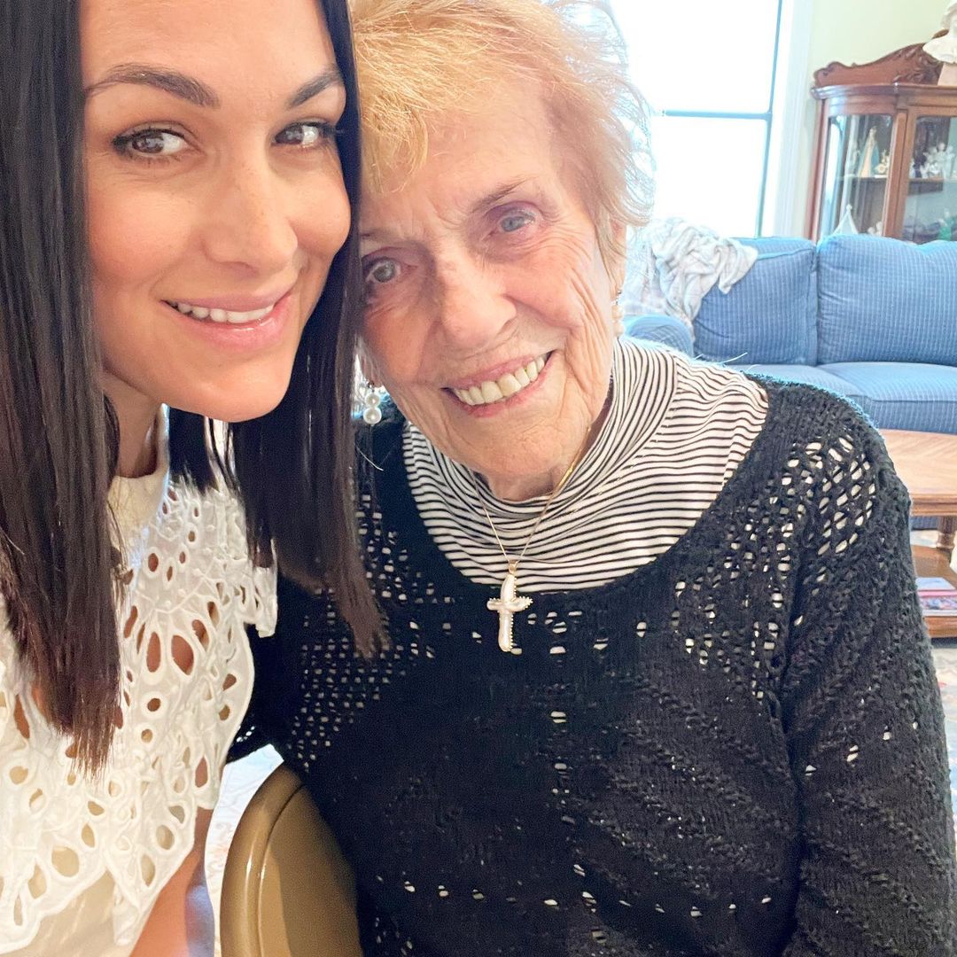 WomensQueens's tweet photo. #BellaFam π€π€π€π€π€ @BellaTwins https://t.co/iOZhve2BE4