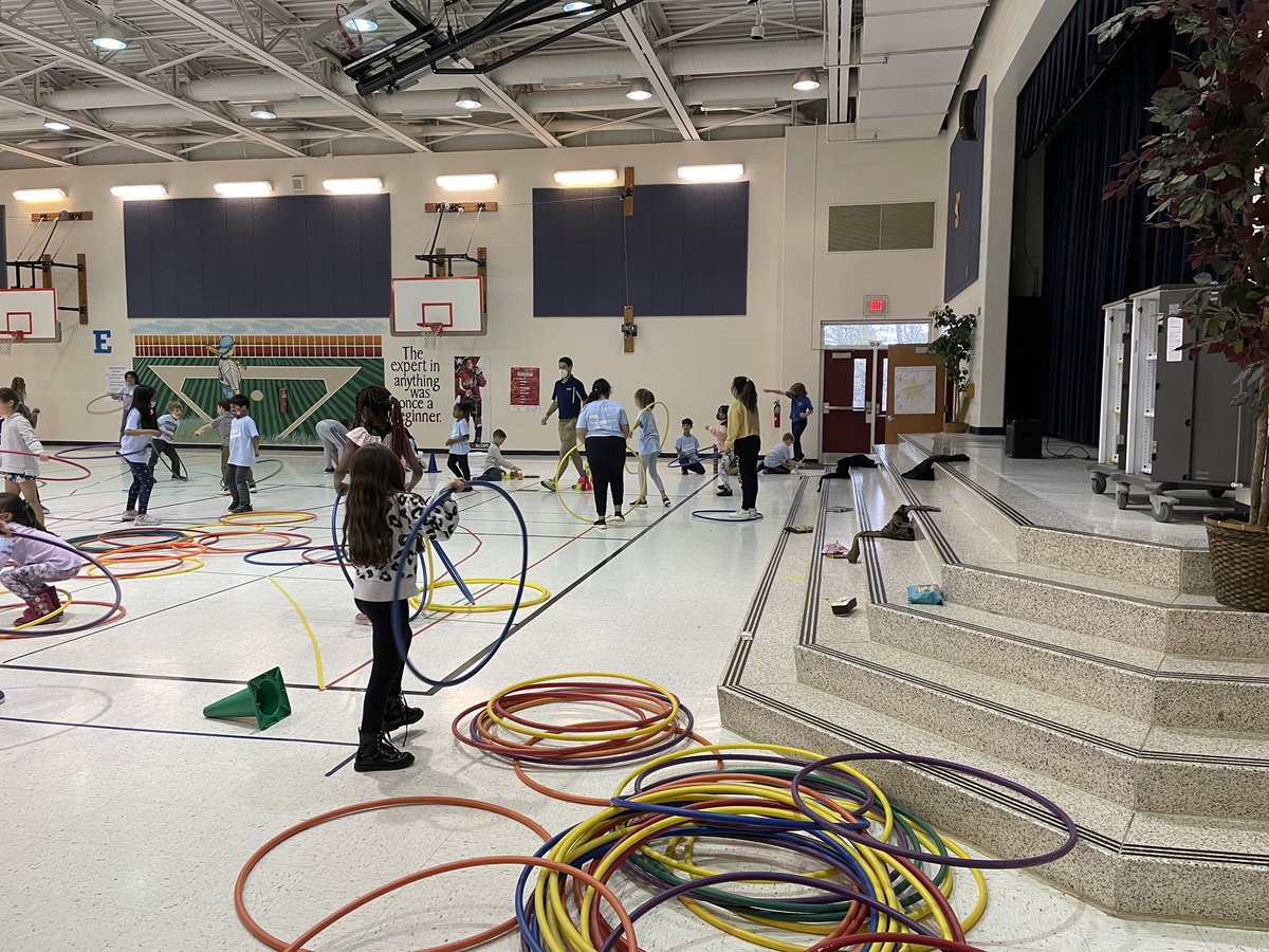 BSTElementary's tweet photo. We had the BEST time at our House meetings today. We bonded with our housemates and spent time have FUN together!#alwaysOURbest #pbis #elementaryrocks https://t.co/FBVRdeG7BC